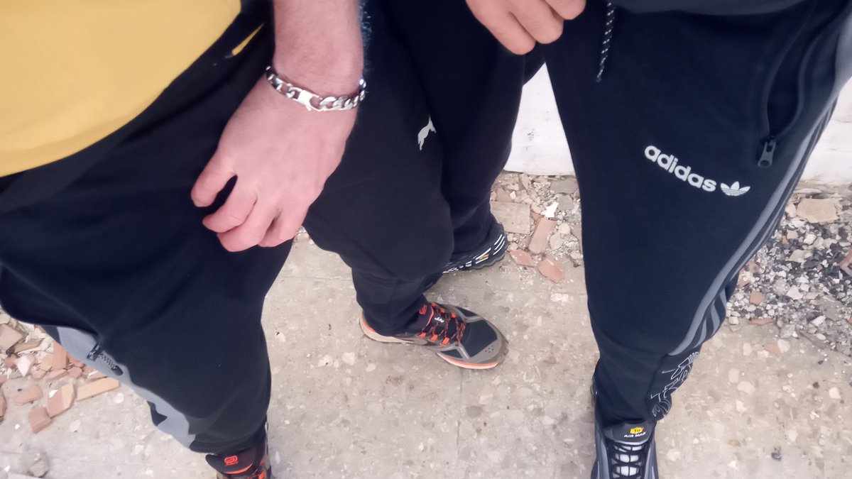 Cuando vas de excursión con un colega a sitios abandonados . . . y el morbo nos supera 😏