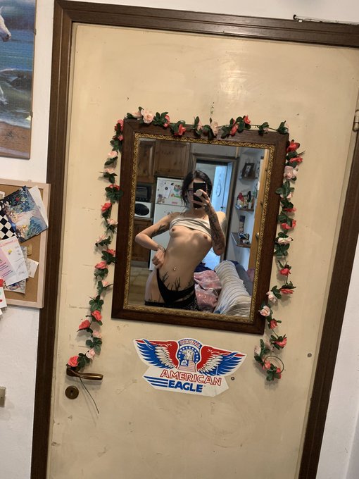 GM ✨  I know you miss my mirror selfie https://t.co/2VGmTgbXRZ
