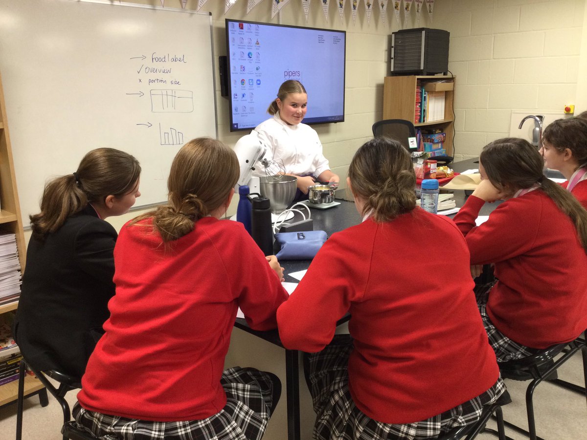 PipersFoodTech's tweet image. #piperssenior #pipersyear9 student leadership at it’s finest… a year 9 student teaching her peers how to make Oreo brownies!