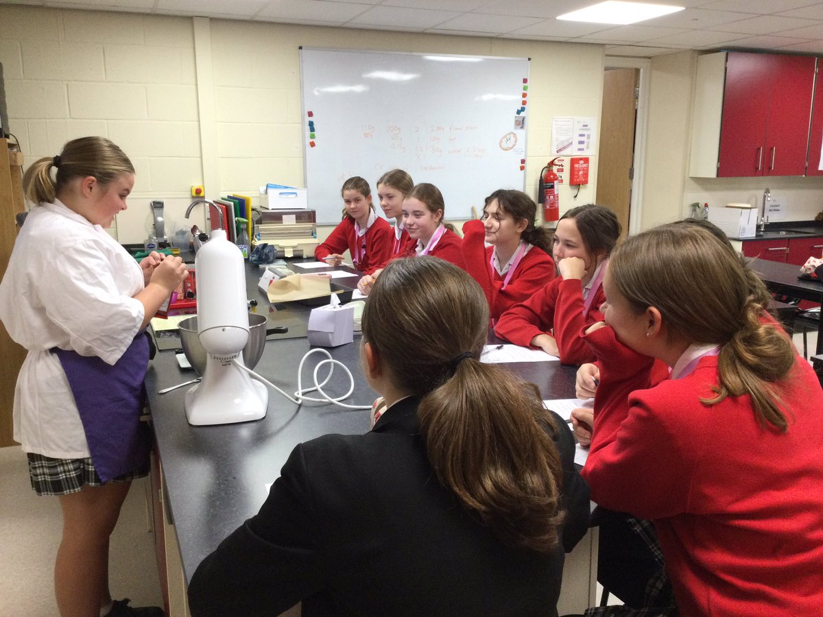PipersFoodTech's tweet image. #piperssenior #pipersyear9 student leadership at it’s finest… a year 9 student teaching her peers how to make Oreo brownies!