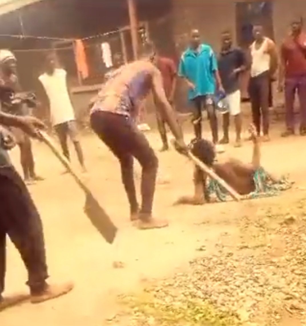 UhakikaRDC's tweet photo. 🇨🇩, le 14/11/023, à Malemba NKulu dans le Haut-Lomoni des concitoyens Kasaiens ont été attaqués cruellement par des jeunes se réclamant des autochtones lubakat. Des vidéos sont d'une extrême violence, où une femme est violée en plein air. Quelle est l'origine de ces actes? 1t https://t.co/34au1wJVDm