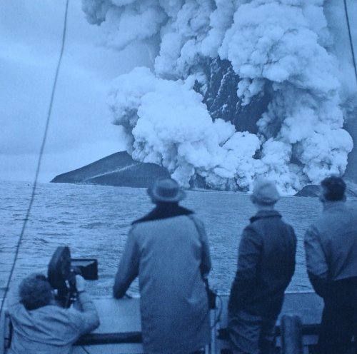 November 14, 1963, a new volcanic island emerges from the sea off the south coast of #Iceland - Surtsey, named so after a fire-giant of local mythology 🇮🇸🌋 youtube.com/watch?v=_sRw_e…