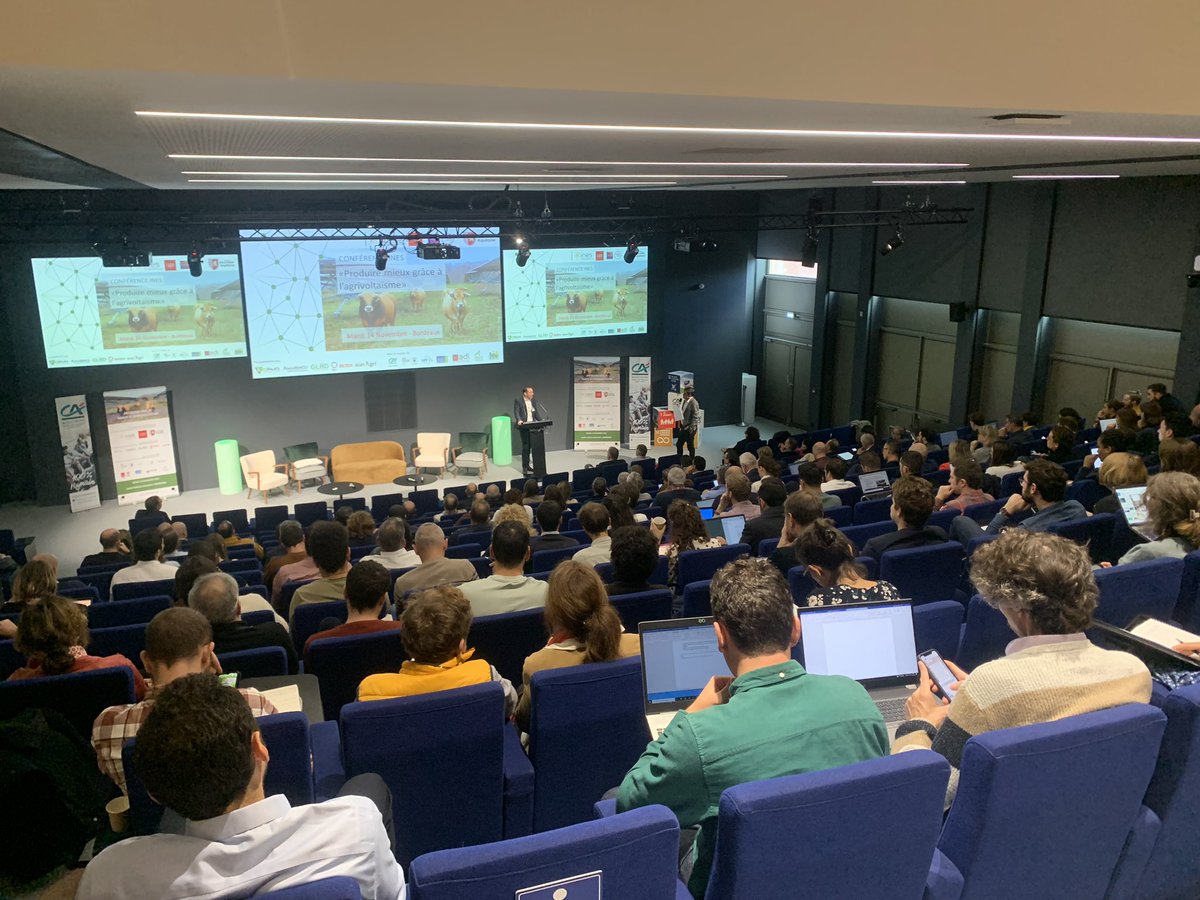 🚜 Début de la conférence @ines_solaire : » Produire mieux grâce à l’agrivoltaïsme » ☀️Une salle comble pour cette introduction à cette journée riche en perspective et en échange @CAAquitaine