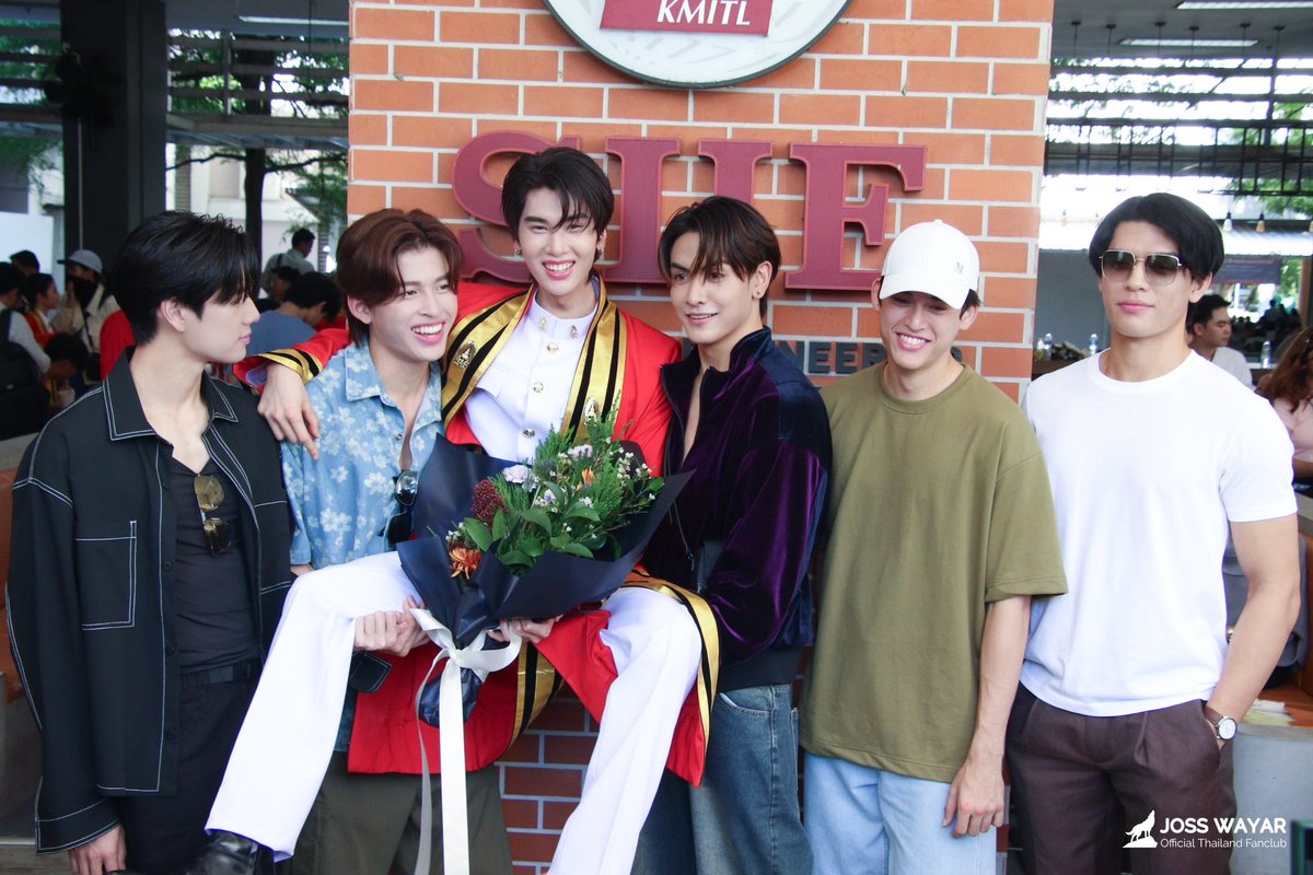 JossWayarofc's tweet photo. CONGRATULATIONS TO DUNK🧑🏻‍🎓💛

 #ตะโกนดังดังว่าดังเรียนจบแล้วครับ
#dunkanatachai  #JossWayar https://t.co/UpEeyKqAJf