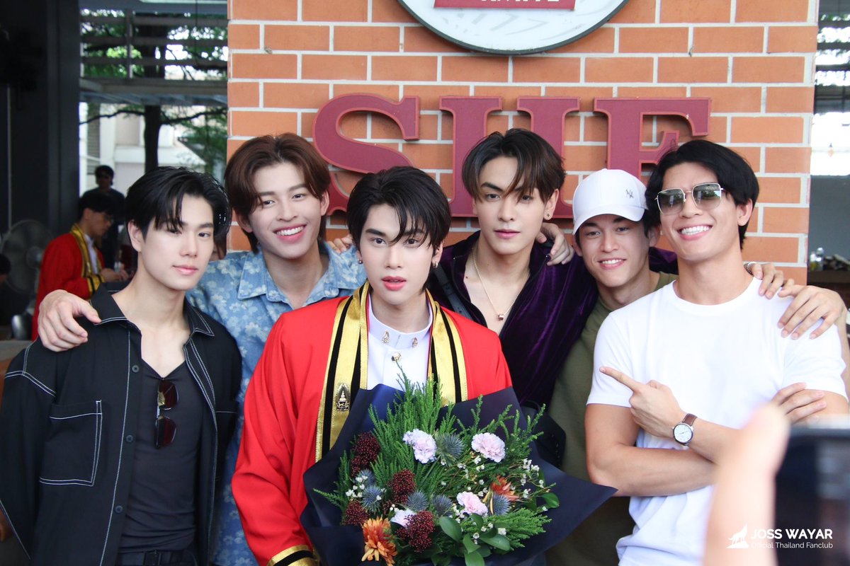 JossWayarofc's tweet photo. CONGRATULATIONS TO DUNK🧑🏻‍🎓💛

 #ตะโกนดังดังว่าดังเรียนจบแล้วครับ
#dunkanatachai  #JossWayar https://t.co/UpEeyKqAJf