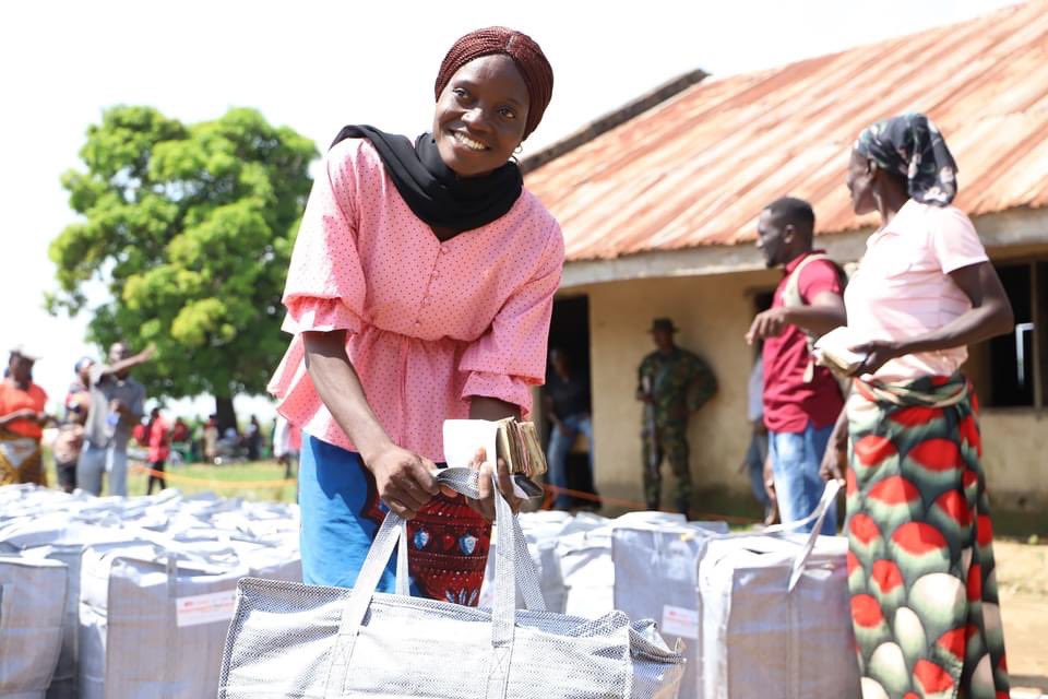 ActionAidNG's tweet photo. Distribution of relief materials to flood affected households in Agatu LGA Benue State by ActionAid Nigeria Humanitarian response team.

#HumanitarianResponse
#communityintervention
#supportcommunities https://t.co/z6ZeoK5bK0