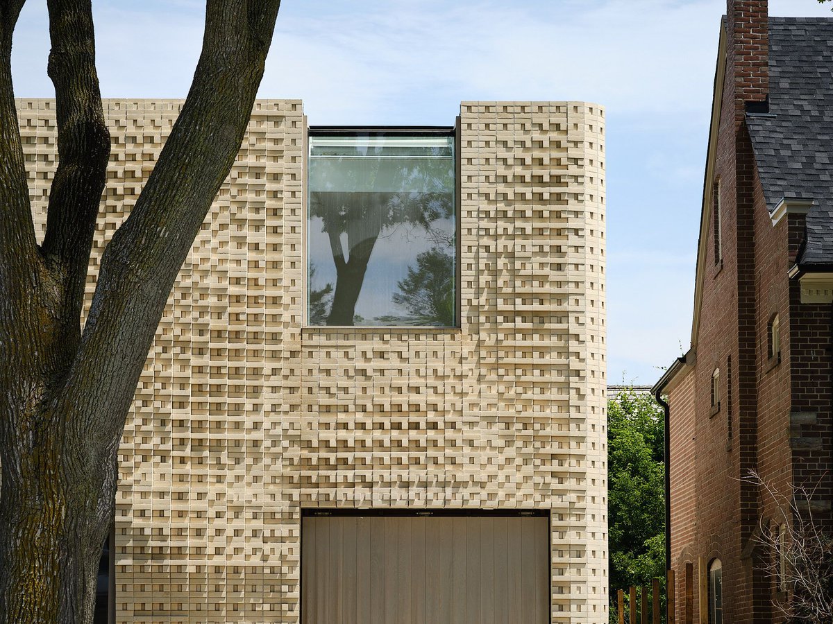 In the Forest Hill neighbourhood of Toronto, Canvas House by Partisans features a sinuous façade that embodies the revered pieces of art the home contains. Read more: buff.ly/3QECzvH