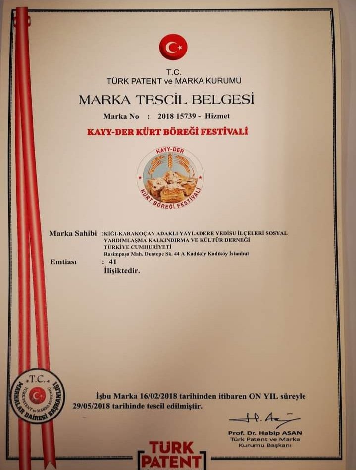 brnslagca's tweet photo. Sevgili arkadaşlar her yıl size bu böreğin adının KÜRT BÖREĞİ olduğunu ve bunun bölücülükle alakası olmadığını, bu böreğin bir İstanbul böreği olduğunu anlatıyorum. Şimdi Levent Börek adlı şirketin görseldeki saçmalığı nedeniyle tekrar anlatayım: Bu börek yaklaşık 120 yıl önce İstanbul’da Bingöl Kiğı, Bilece köyünden İstanbul’a gelmiş Mehmed Efendi tarafından yapılmıştır. Mehmed Efendi Alevidir ve kendi kültürüne ait kömbe tarifinin işçileri daha tok tutacak bir börek yapmak adına değiştirip bugün bildiğimiz Kürt böreğini ortaya çıkarmıştır. Böreğe KÜRT ismini veren de kendisi değildir. Müşterileri, Mehmed Efendi Kürt olduğu için bu böreğe KÜRT BÖREĞİ demiştir. Yani bugün Kürtlerin yoğun olarak yaşadığı bölgelere gittiğinizde bu böreğin yapıldığını göremezsiniz. Çünkü bu börek İstanbul böreğidir. Ustası Kürt olduğu için müşterileri tarafından bu isim verilmiştir. Yıllarca kimse bu isimden gocunmamıştır. Bu hikaye geriye doğru gidilerek de kanıtlanabilir durumdadır. Zaten İstanbul’daki Kürt böreği ustalarının büyük çoğunluğu hala Bingöllüdür. Önemli bir bölümü Mehmet Efendi’nin akrabasıdır. Bu saçma söylentilerin 2010’dan sonra yeniden türemesi sonrasında börekçiler bir araya gelip dernekleşmiştir. KAYY-DER adlı bu dernek, KÜRT BÖREĞİ ismini TÜRK PATENT VE MARKA KURUMU’ndan RESMİ olarak tescil ettirmiştir. 12 Eylülün karanlık dönemi hariç böreğe farklı bir isim koyma telaşı olmamıştır. 12 Eylül sonrasında küt denmeye başlanan bazı yerler olsa da 7-8 yıl sonra yeniden KÜRT BÖREĞİ denmeye devam edilmiştir. Yani ortada bir küt böreği yoktur. İstanbul’da işçileri tok tutması için yeniden yorumlanmış bir kömbe tarifi, tüketicilerin adlandırması ile KÜRT BÖREĞİ olmuştur. Bu böreği yapan adamın akrabaları hala İstanbul’daki börekçilerin çoğunluğunu oluşturur ve her yıl da KÜRT BÖREĞİ FESTİVALİ düzenlenir. Konu hakkında bir bok bilmeyen ve KÜT isminde ısrarcı arkadaşların en azından Küt böreği isminin nereden çıktığını, ustasının kim olduğunu ve marka tescil belgesini sunmasını bekliyorum. Bunlar yoksa dikkate almıyorum.