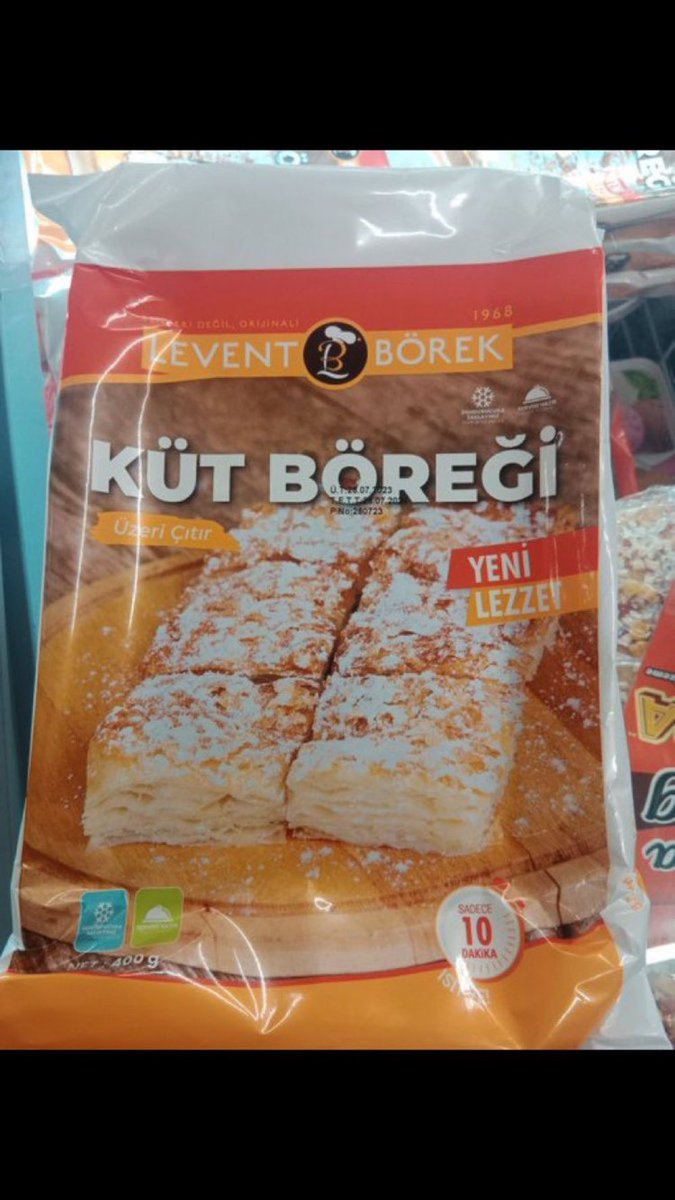 brnslagca's tweet photo. Sevgili arkadaşlar her yıl size bu böreğin adının KÜRT BÖREĞİ olduğunu ve bunun bölücülükle alakası olmadığını, bu böreğin bir İstanbul böreği olduğunu anlatıyorum. Şimdi Levent Börek adlı şirketin görseldeki saçmalığı nedeniyle tekrar anlatayım: Bu börek yaklaşık 120 yıl önce İstanbul’da Bingöl Kiğı, Bilece köyünden İstanbul’a gelmiş Mehmed Efendi tarafından yapılmıştır. Mehmed Efendi Alevidir ve kendi kültürüne ait kömbe tarifinin işçileri daha tok tutacak bir börek yapmak adına değiştirip bugün bildiğimiz Kürt böreğini ortaya çıkarmıştır. Böreğe KÜRT ismini veren de kendisi değildir. Müşterileri, Mehmed Efendi Kürt olduğu için bu böreğe KÜRT BÖREĞİ demiştir. Yani bugün Kürtlerin yoğun olarak yaşadığı bölgelere gittiğinizde bu böreğin yapıldığını göremezsiniz. Çünkü bu börek İstanbul böreğidir. Ustası Kürt olduğu için müşterileri tarafından bu isim verilmiştir. Yıllarca kimse bu isimden gocunmamıştır. Bu hikaye geriye doğru gidilerek de kanıtlanabilir durumdadır. Zaten İstanbul’daki Kürt böreği ustalarının büyük çoğunluğu hala Bingöllüdür. Önemli bir bölümü Mehmet Efendi’nin akrabasıdır. Bu saçma söylentilerin 2010’dan sonra yeniden türemesi sonrasında börekçiler bir araya gelip dernekleşmiştir. KAYY-DER adlı bu dernek, KÜRT BÖREĞİ ismini TÜRK PATENT VE MARKA KURUMU’ndan RESMİ olarak tescil ettirmiştir. 12 Eylülün karanlık dönemi hariç böreğe farklı bir isim koyma telaşı olmamıştır. 12 Eylül sonrasında küt denmeye başlanan bazı yerler olsa da 7-8 yıl sonra yeniden KÜRT BÖREĞİ denmeye devam edilmiştir. Yani ortada bir küt böreği yoktur. İstanbul’da işçileri tok tutması için yeniden yorumlanmış bir kömbe tarifi, tüketicilerin adlandırması ile KÜRT BÖREĞİ olmuştur. Bu böreği yapan adamın akrabaları hala İstanbul’daki börekçilerin çoğunluğunu oluşturur ve her yıl da KÜRT BÖREĞİ FESTİVALİ düzenlenir. Konu hakkında bir bok bilmeyen ve KÜT isminde ısrarcı arkadaşların en azından Küt böreği isminin nereden çıktığını, ustasının kim olduğunu ve marka tescil belgesini sunmasını bekliyorum. Bunlar yoksa dikkate almıyorum.