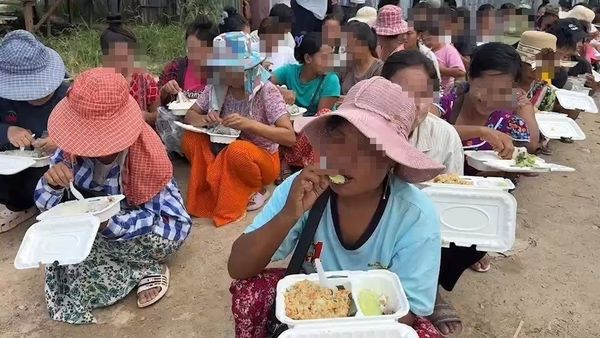MizzimaNews's tweet photo. ထိုင်းတွင် မြန်မာရွှေ့ပြောင်းလုပ်သား ၁၈၀ ကျော်  ၂ လစာ လုပ်အားခ မရဘဲ အလုပ်ထုတ်ခံရ
#Mizzima
#ထိုင်းနိုင်င��
#ရွှေ့ပြောင်းလုပ်သား
Link>>>https://t.co/x9incxjFuB https://t.co/am1sWtZAUq