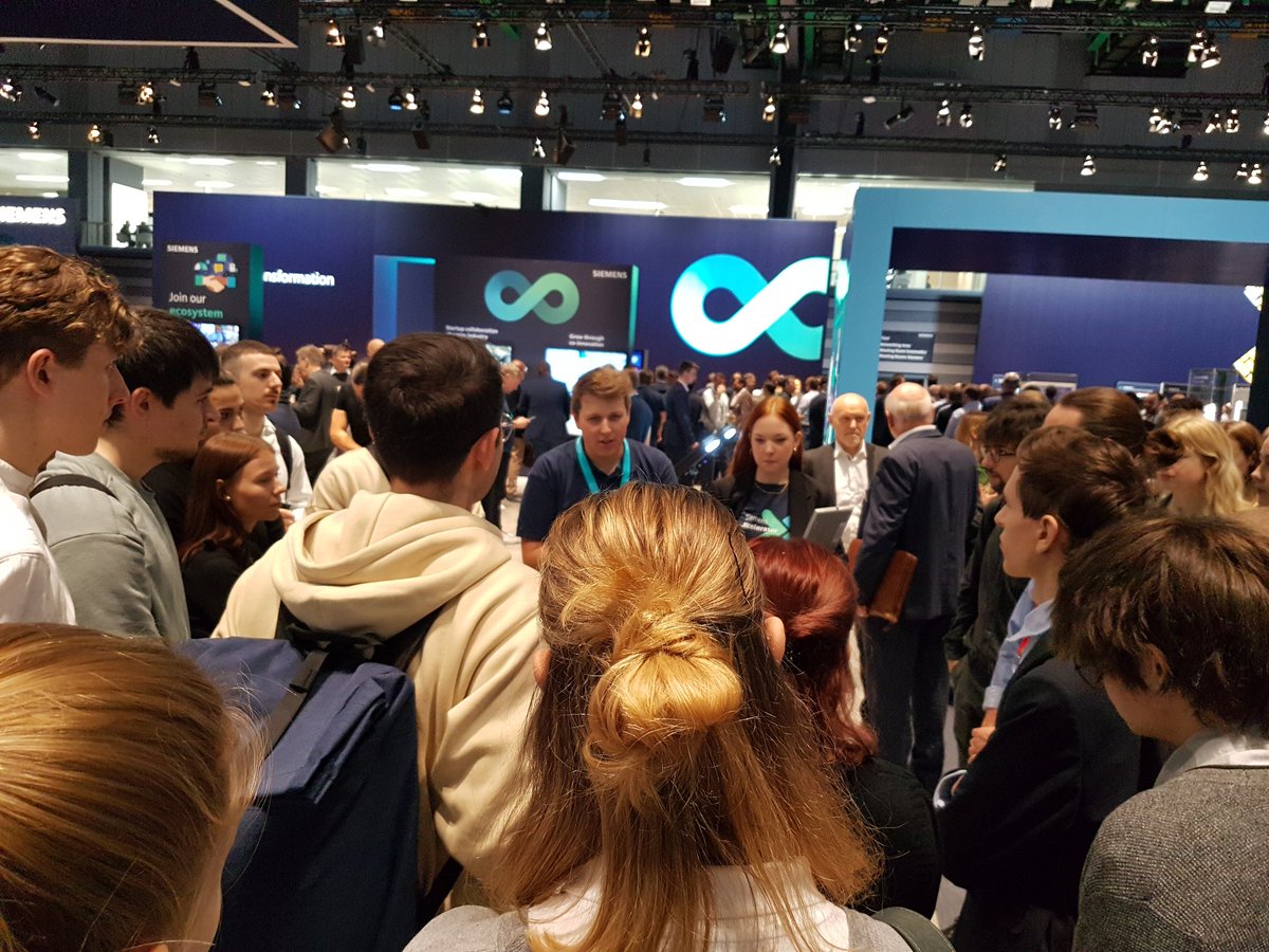 VBanholzer's tweet photo. Besuch der Erstsemester #Technikjournalismus und #TechnikPR der @TH_Nuernberg auf der #SPS2023 : @Siemens Stand wird erklärt durch ehemalige Studierende Matthias Schulz und Maria Schwarz https://t.co/hQLEuVisWf