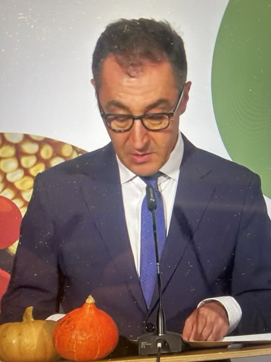 Watching the opening of Global Crop Diversity Food Summit, gathering of governments, scientists, farmers & activists saving food diversity. Germany’s Minister of Food & Ag Cem Ozdemir then gave a keynote based on stories & quotes from Eating to Extinction!😮 😊#pleasantsurprise