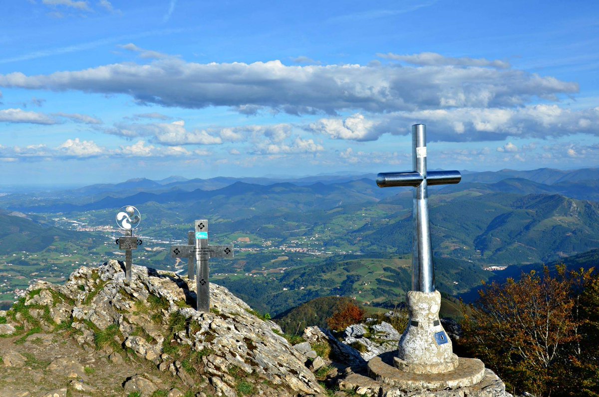 Le Monte Ernio (1072 m)
Gipuzkoa Euskal Herria
Guipuscoa Pays Basque 
Situé au milieu de la province, entre les vallées de Oria et d'Urola, la vue y est panoramique : de l'océan au Pic d'Anie, d'Aizkorri à la Rhune.