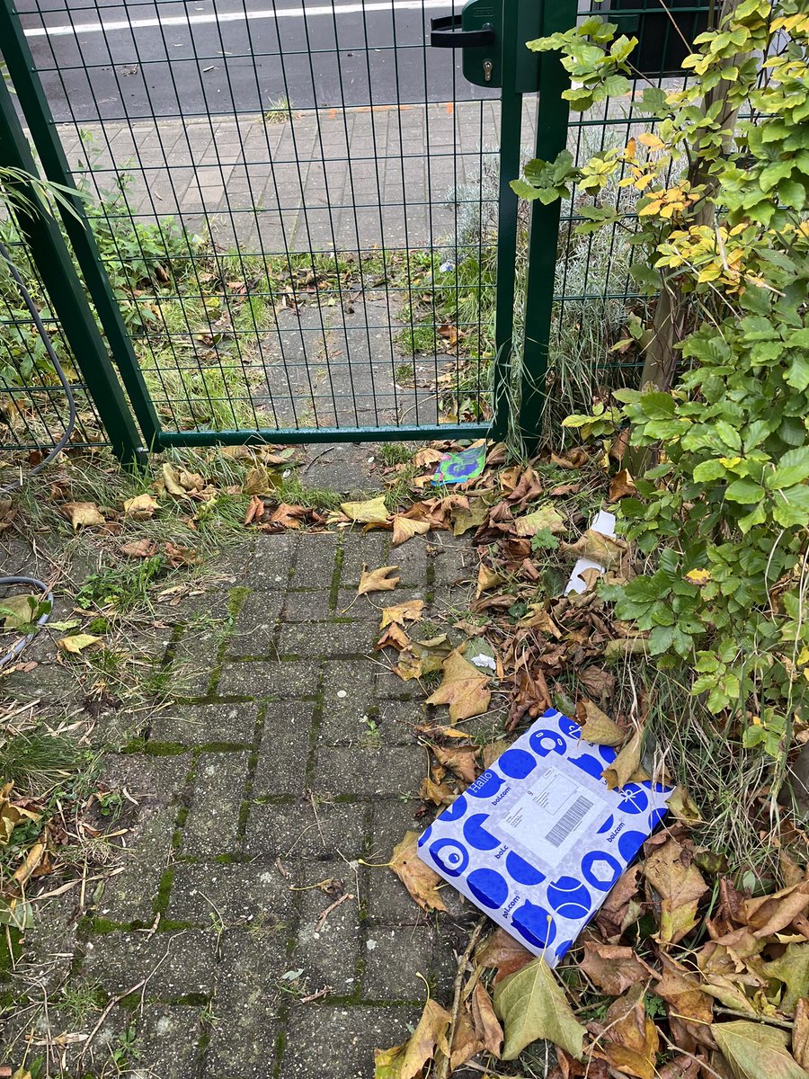 bastiaangerms's tweet photo. @bol_com @PostNL Als het zo hard en veel regent als de afgelopen dagen, moet je geen pakketje met boeken over het hek gooien 🙄. Die boeken zijn kapot nu… https://t.co/YumZxTOKDU