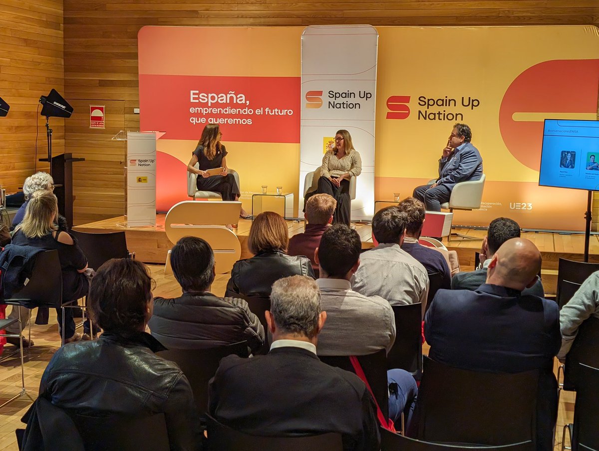 enisa's tweet photo. @Raquelroca @inmamore @mincoturgob @bayonlopez @jgbrustenga #SpainUpNation🇪🇸 Comienza #conversacionesEnisa con Eva M. González, DG de @CarnicasSariz, y Eduardo Clavijo, CEO de @IDONEO_es. Reconocen que el camino del emprendimiento presenta dificultades, pero inciden en que "el día que te vas de vacaciones no te sientes culpable". https://t.co/anRz3fDaVT