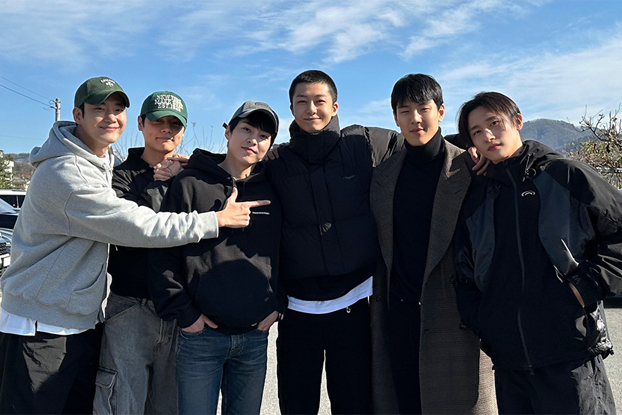 soompi's tweet photo. #MONSTAX And “#CEOdolMart” Cast Send Off #Hyungwon As He Enlists In The Military
https://t.co/TsUcgslt6W https://t.co/5q7VPs78ep