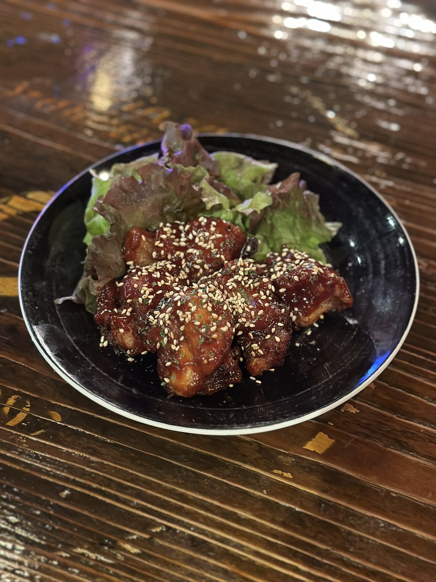 GINZA300BAR's tweet photo. 寒くなってきましたね。
そんな時はピリ辛のヤンニョムチキンなんていかがですか。
店舗���のおすすめメニューも是非お楽しみ下さい。

#300bar #銀座バー #コリドー街 https://t.co/RgEueWYLGl