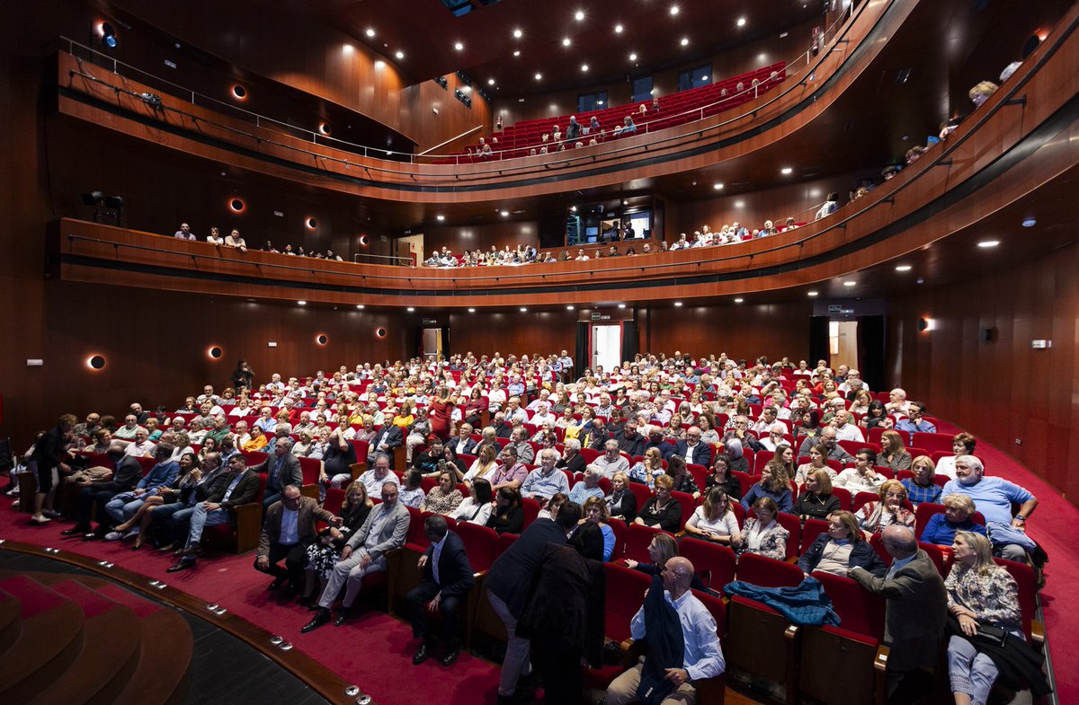 Nou èxit per a la nit de #TeatreSolidari <a href="/SemanaSantaGND/">Semana Santa Gandia</a> Una gran satisfacció vore que #Gandia sempre respon als reptes socials.   

També vore el talent de l'Escola Teatre Serrano que va representar 'El Malalt imaginari  de Molière.

(Fotos: Àlex Oltra)