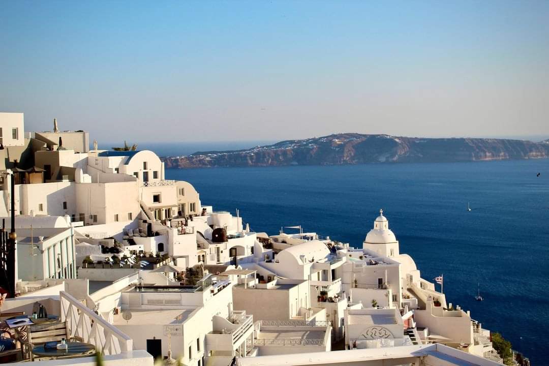 The sun ☀️, the sea ⛵, and the Cycladic beauty of Santorini ✨

#santorini #santorinigreece #santoriniisland #amazingview #picturesqueviews #summerishere #summervibes