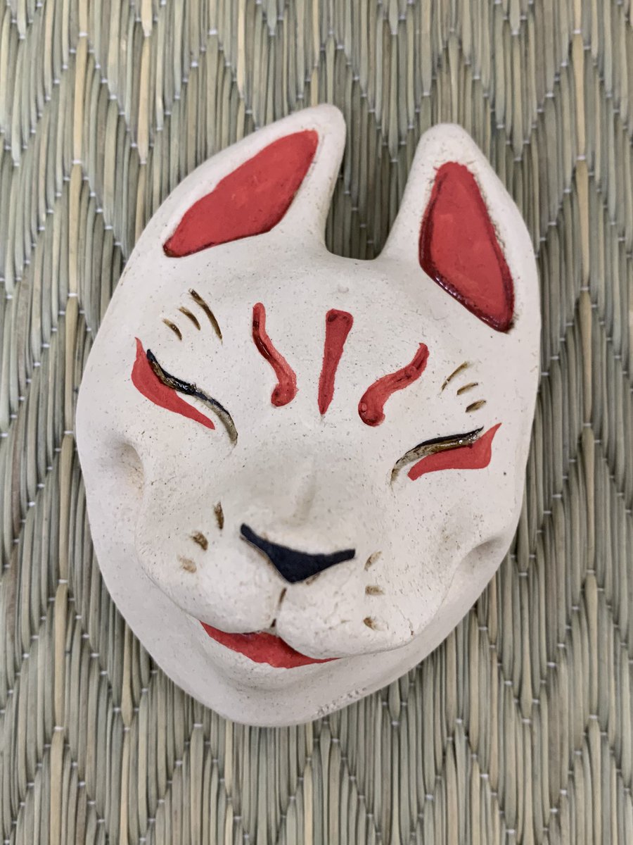 ojiyamawa's tweet photo. #布施猫笑店 さんから当店にお狐達が戻ってきたよ、の続きの続き。
「狐酒盃（狐面ぐい呑み）」
今回ふちの金箔は無し。グイッと飲み干すと顔の中心に白狐が憑依するように設計されたお狐 #ぐい呑み 再登場です🍶🦊

#酒器 #陶器 #pottery #foxface #sake https://t.co/CNPTbOaT6K