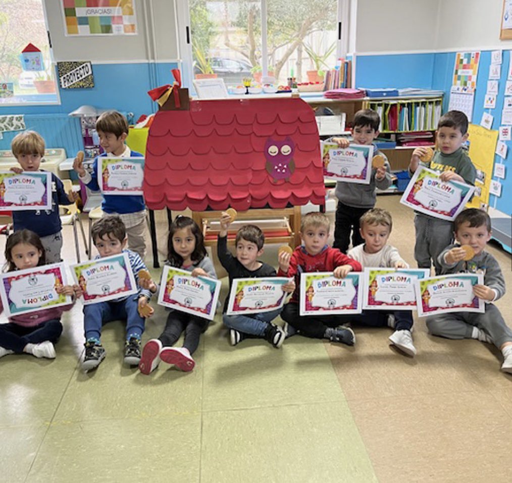 Sallemadrid's tweet photo. “El poder de celebrar sus logros” es el artículo de @Salle_Plasencia de @Sallemadrid descubriendo cómo celebra el aprendizaje el alumnado dentro de los proyectos de #NCALaSalle en este caso, “La Salle News” Gracias equipo. https://t.co/ihFw6QU5eu #Gracias #MiraMásAllá https://t.co/H9G8EdKDEE