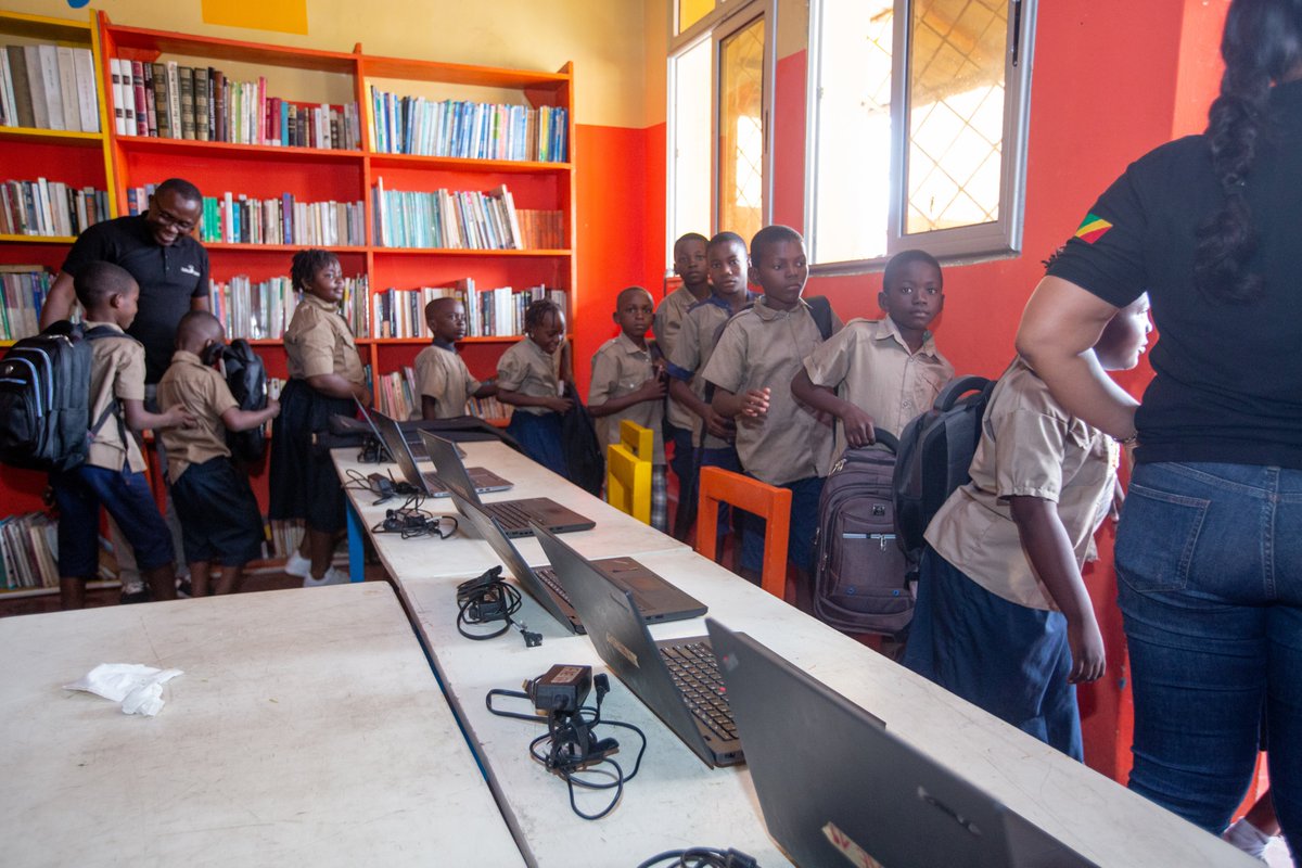Ce vendredi, la FAE a accompagnée Helios Tower Congo dans la remise de kits scolaires aux 100 meilleurs élèves de l'école du 15 août 1963 (anciennement Saint-Vincent de Poto-Poto)

#Congo #Éducation <a href="/MaixentBek/">Maixent Bekangba</a> <a href="/pejisweety/">Phonsia ODINGUI 🇨🇬</a>