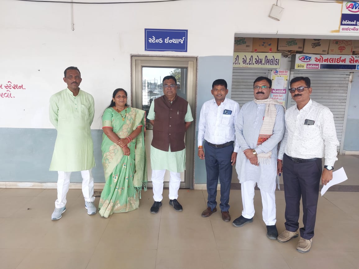 DCHIMMATNAGAR's tweet photo. *ભિલોડા તાલુકા પંચાયત પ્રમુખ ધનજીભાઈ નિનામા, ન્યાય સમિતિ ચેરમેન લક્ષ્મીબેન ગામેતી, નટુભાઈ ગામેતી સહિત ભાજપના આગેવાનોએ ભિલોડા એસ.ટી. બસ સ્ટેન્ડ ખાતે શુભેચ્છા મુલાકાતે આવ્યા હતા. તેમજ નવા વર્ષ નિમત્તે શુભેચ્છા પાઠવી.
@sanghaviharsh 
@CMOGuj 
@CMOGuj https://t.co/T99wvfux7b