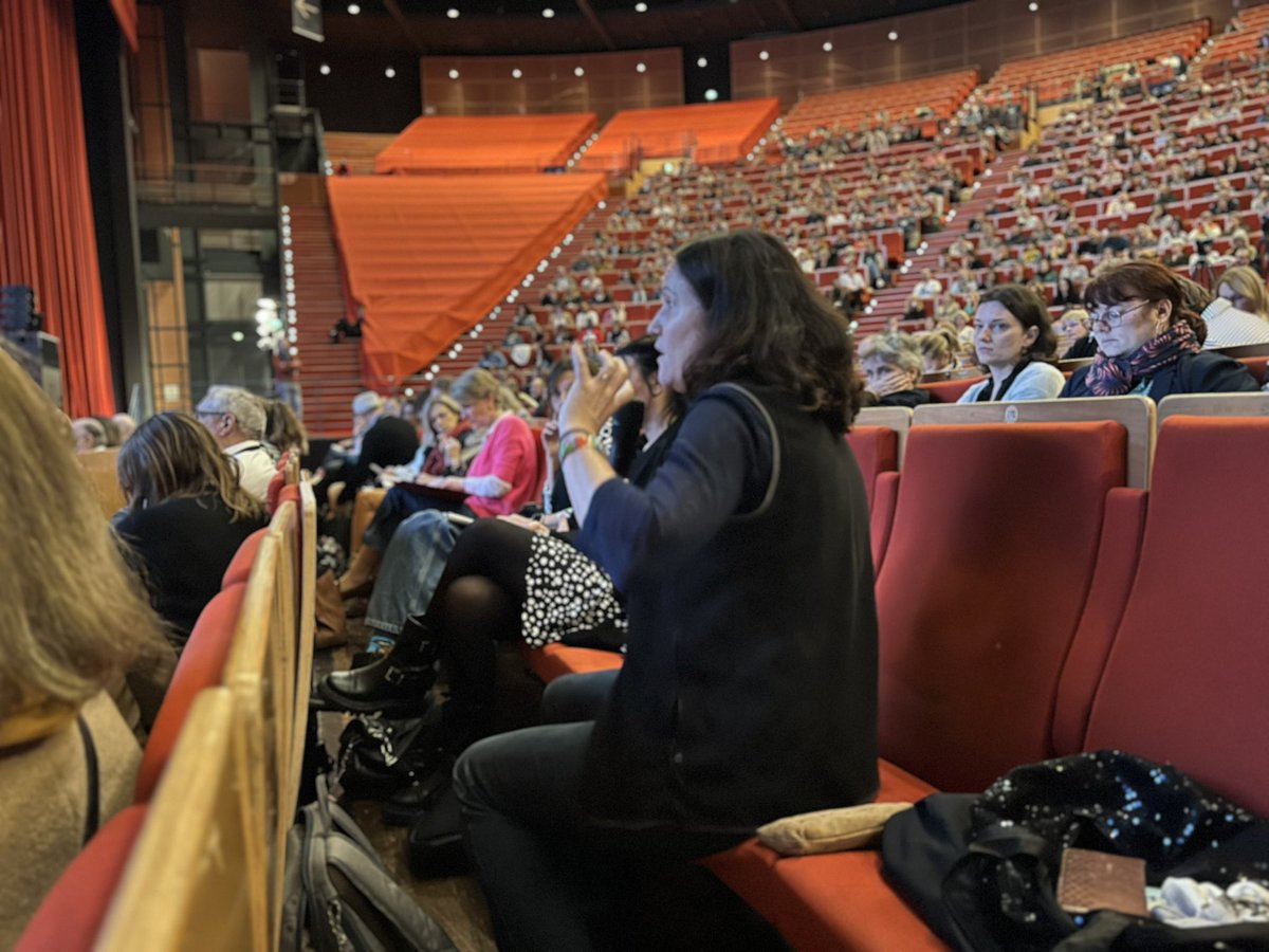 JOUR 2 🔔 Ouverture de la 2e journée École inclusive ! École pour tous ?, par un théâtre participatif « Dessine-moi l’école de demain » avec 3pH - petits pas pour l’Homme, facilitateurs en intelligence collective et les participants. 📍Centre des congrès de Lyon 🗓️ 13 - 15 nov