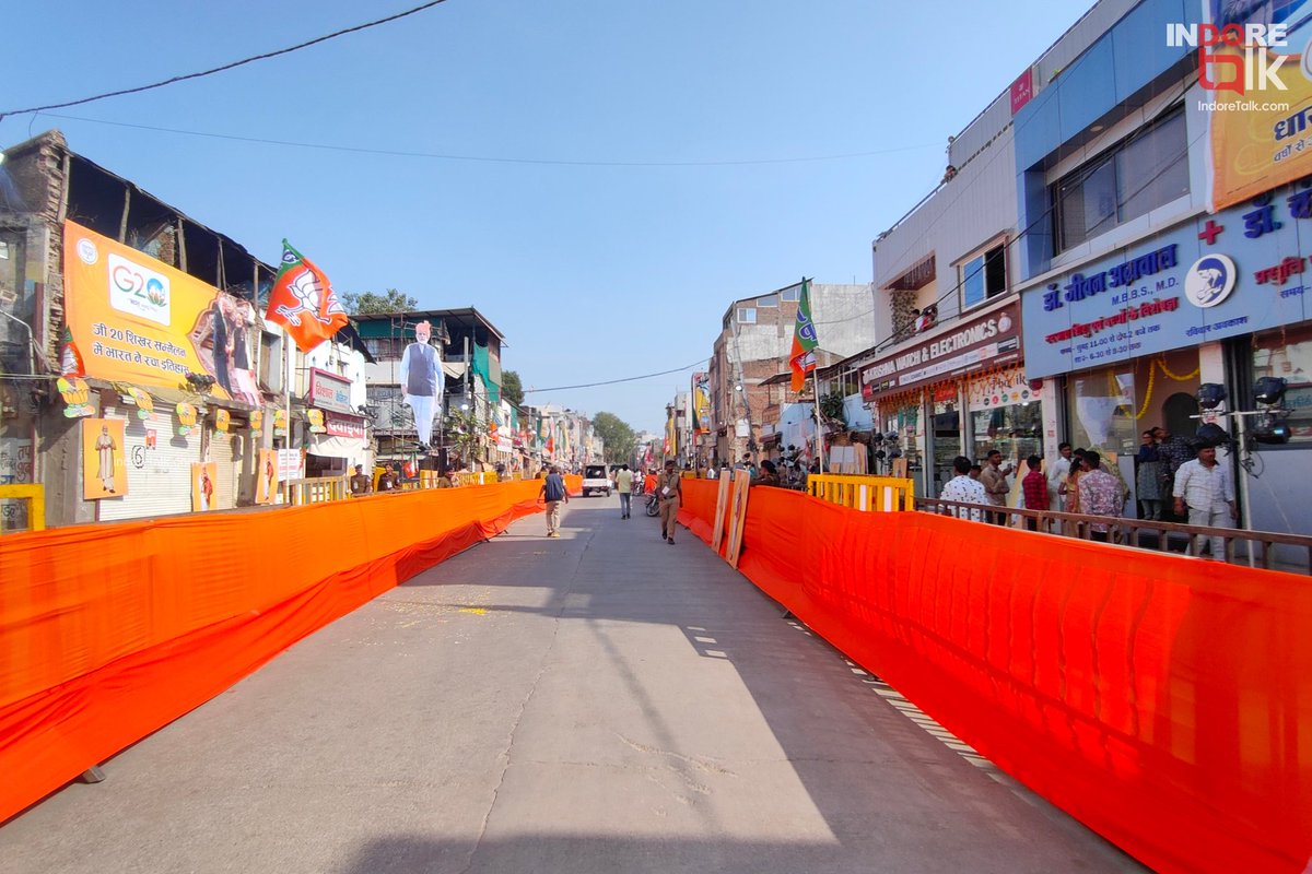 IndoreTalk's tweet photo. 📸 Prep for PM Modi Roadshow in Indore!

इंदौर में आज PM मोदी के रोड शो की तैयारी।

#PMModiInIndore #PMModi #Rajwada #MPElection2023 #Indore #IndoreTalk https://t.co/eieUdzLKLm