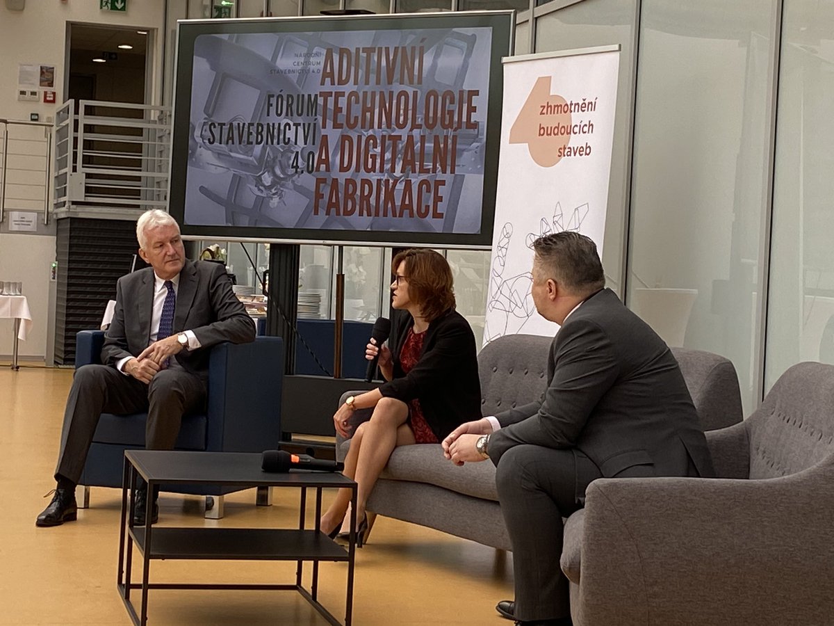 Fórum Stavebnictví 4.0 na téma Aditivní technologie a digitální prefabrikace BLOK 1 se zástupcem <a href="/mpo_tweetuje/">MPO ČR</a> Filipem Žežulkou a zástupkyní <a href="/mistnirozvoj/">MMR ČR</a> Leonou Gergelovou Šteigerovou #stavebnictvi #transformace #digitalizace #robotizace #fabrikce #ncs40