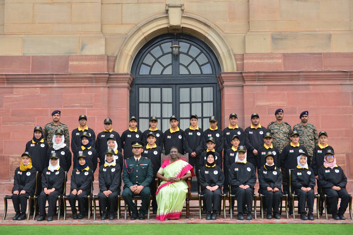 rashtrapatibhvn's tweet photo. President Droupadi Murmu met a group of students from Army Goodwill School, Farona, Kargil attending the National Integration Tour at Rashtrapati Bhavan. https://t.co/110LUXPgEn