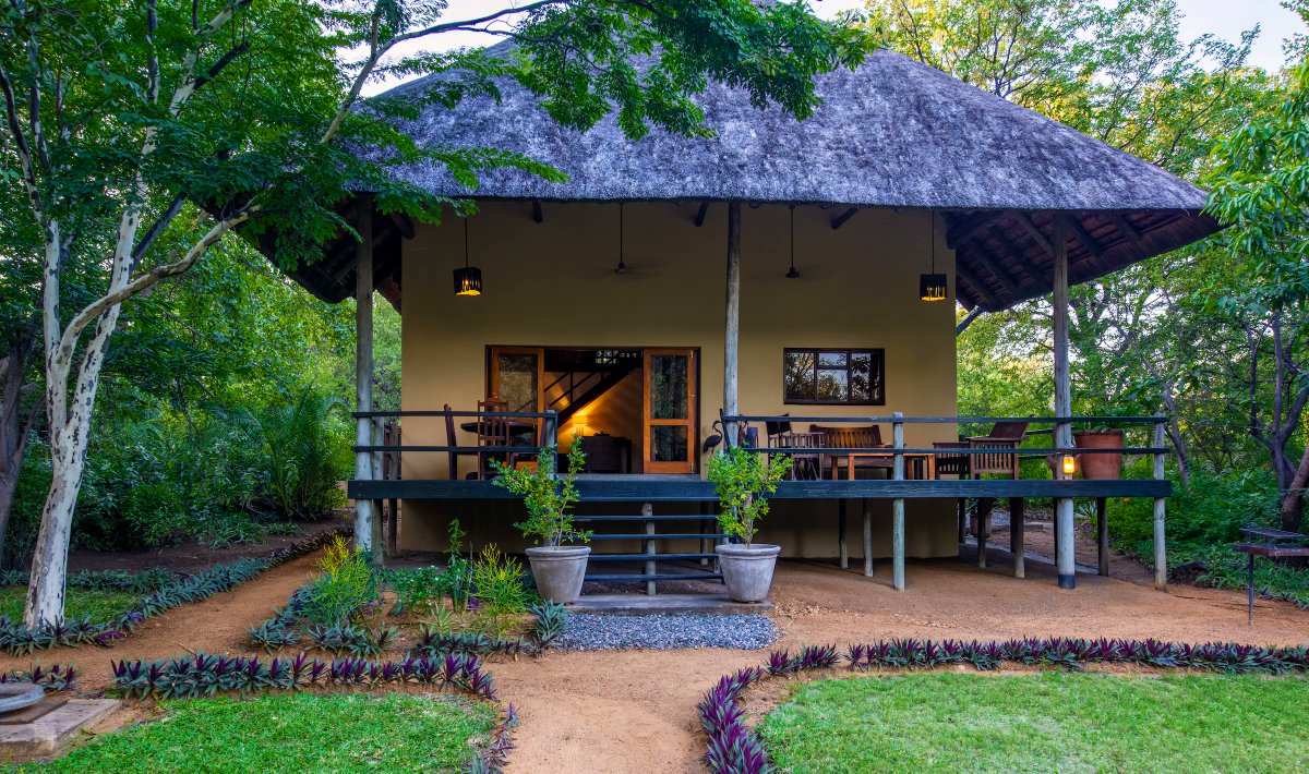 ShotLeft's tweet photo. Heita Mzansi! 🇿🇦✨

Areyeng!!🤩 It's time to pack your bags, gather your squad👯‍♀️and family👨‍👩‍👦‍👦, and take a Sho't Left to the breathtaking 4 Star Bush Villas @on_kruger .

Book now from R2140pps: https://t.co/FjtxbLrKEU

#GimmeSummerShotLeft #ItsMySouthAfrica #TravelWiseMzansi https://t.co/nzwlVD8gJ9