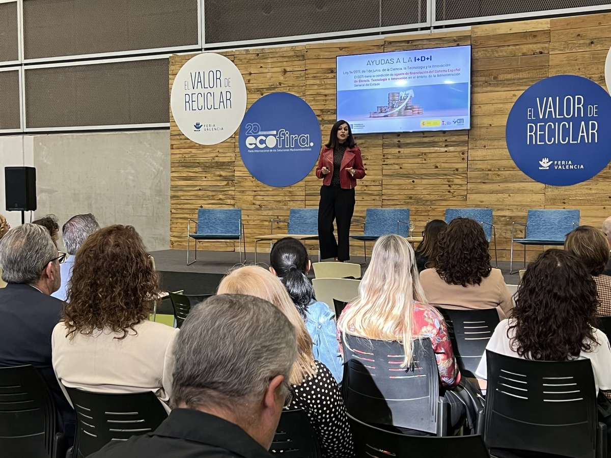 💬 María José Tomás, <a href="/CDTI_innovacion/">@CDTI_innovacion</a> “en CDTI ayudamos a las empresas a través de diferentes fondos, subvenciones y préstamos”. 

Tomás ha explicado cada una de las ayudas a las que los asistentes pueden presentarse si tiene un proyecto en I+D.

#Ecofira23