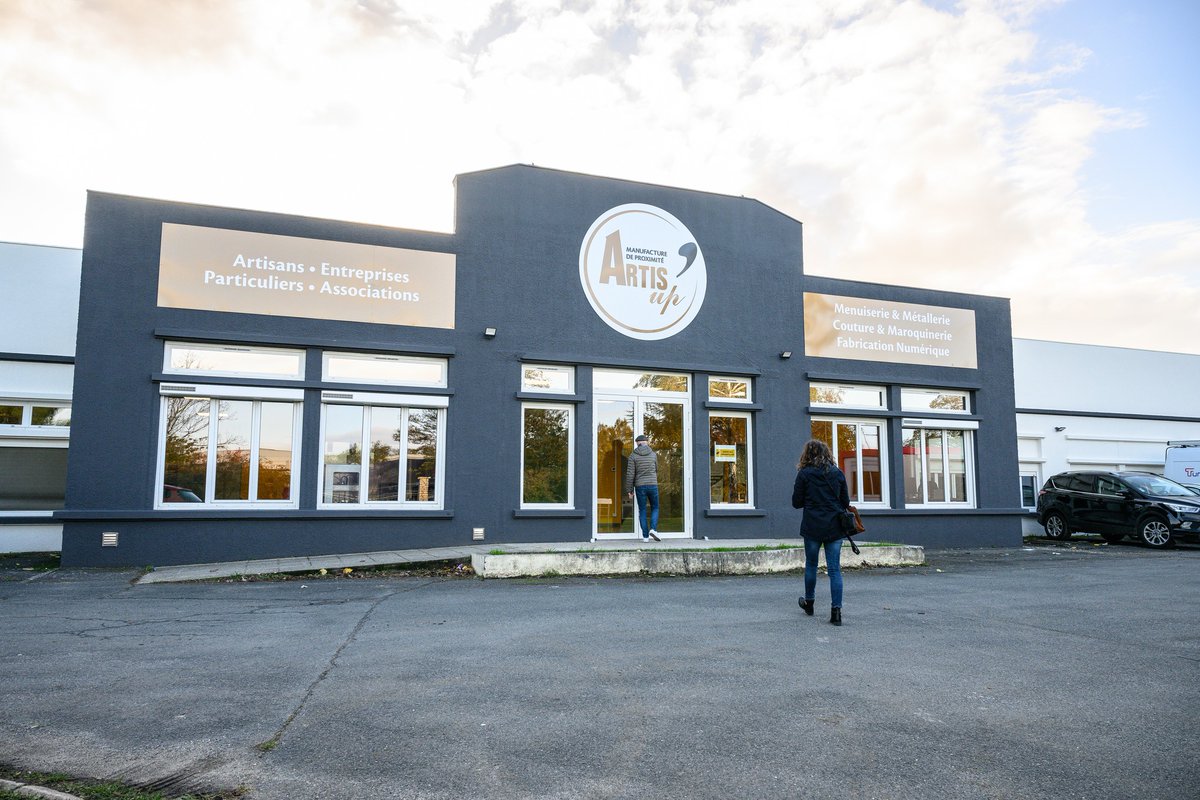 Chateauroux36's tweet photo. Une nouvelle #manufacture de proximité #Artisup intégrant fabrication traditionnelle et numérique dans les métiers du bois, du métal et du cuir, ouvrira ses portes en début d'année 2024, au 32 boulevard d’Anvaux à #Châteauroux. Les partenaires étaient conviés vendredi dernier à découvrir les locaux de 1 500 m².