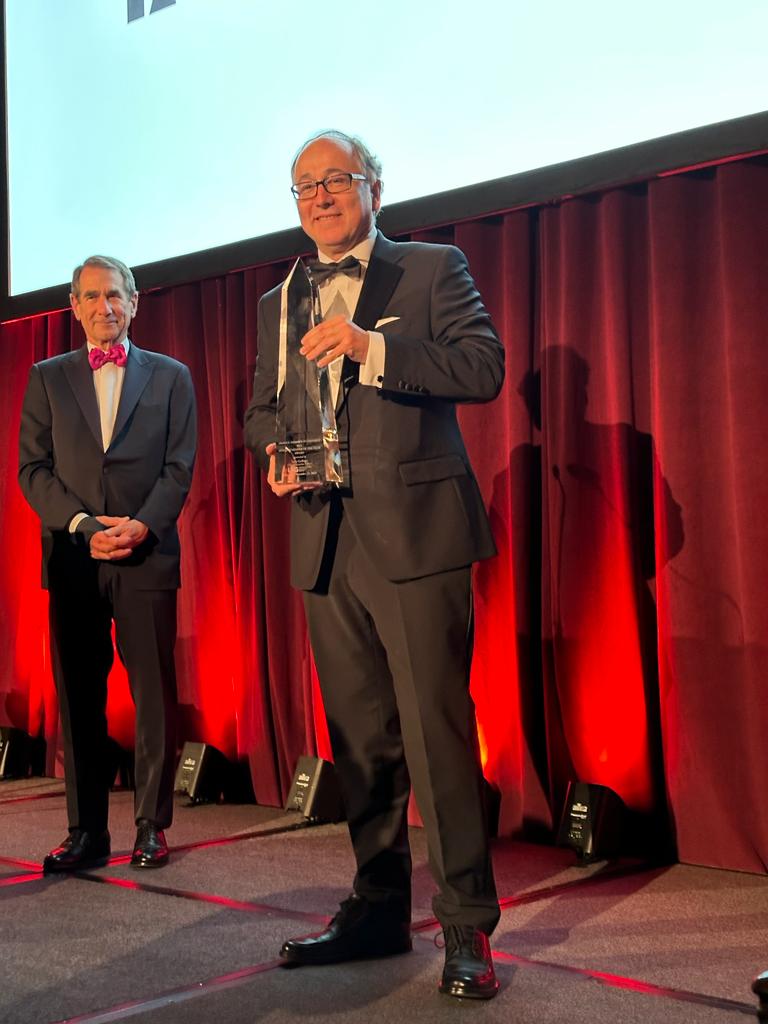 The CEO of #IAG, Luis Gallego, has been awarded in New York with the Entrepreneur of the Year 2023 award, given by @spainus_chamber. The award recognises his vision and leadership, as well as his contribution to the consolidation of one of the world's leading airline holding.