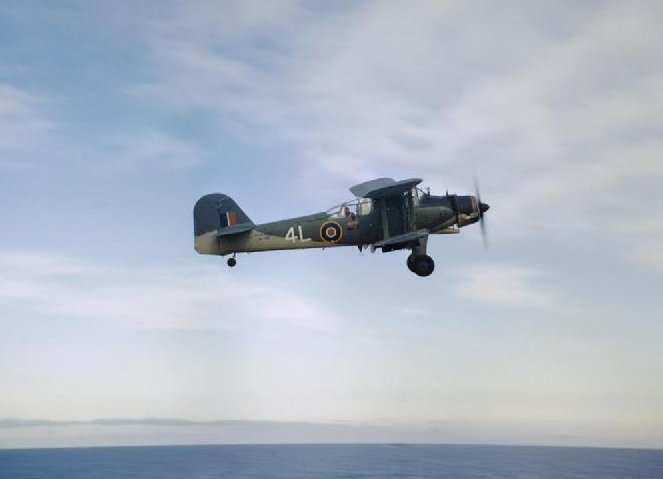 HMS Formidable'da yer alan 820. Filoya ait Albacore Mk I uçağı, Kuzey Afrika açıklarında uçuşta, Kasım 1942. Swordfish uçaklarının yerine geçmesi düşünülen bu çift kanatlı uçak daha güçlü bir motora sahipti. İlginç şekilde Swordfish'lerden daha önce emekliye ayrıldılar.