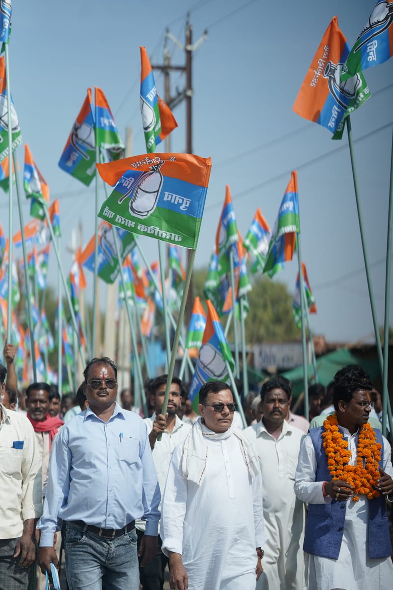VBP4BHARAT's tweet photo. ▶️वास्तविक भारत पार्टी के दमदार प्रत्याशी अशोक कुशवाहा जी के समर्थन में उमड़ा जनसैलाब।
▶️रोड शो में दिखाई दे रहा जनता का ये समर्थन निश्चित ही "परिवर्तन का रोड शो" है। https://t.co/0RyLAArCGp