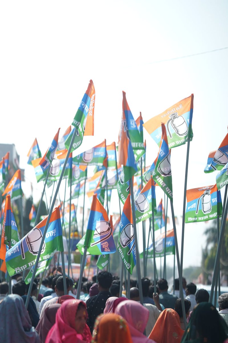 VBP4BHARAT's tweet photo. ▶️वास्तविक भारत पार्टी के दमदार प्रत्याशी अशोक कुशवाहा जी के समर्थन में उमड़ा जनसैलाब।
▶️रोड शो में दिखाई दे रहा जनता का ये समर्थन निश्चित ही "परिवर्तन का रोड शो" है। https://t.co/0RyLAArCGp