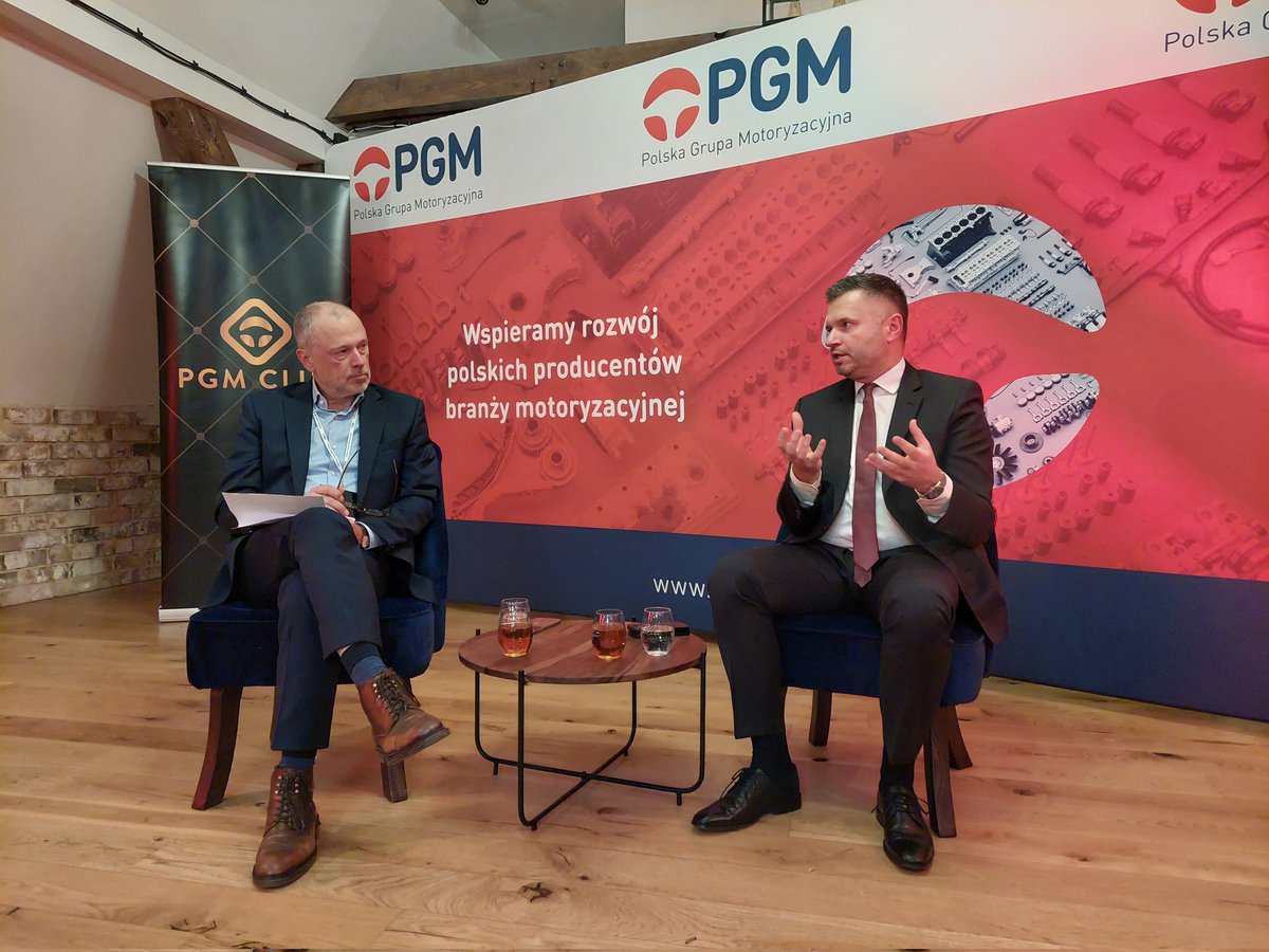 keleimi's tweet photo. A teraz dołączył do nas pan @pbujak - główny ekonomista @PKOBP, który w rozmowie z Krzysztofem Frelkiem analizuje makroekonomiczne uwarunkowania dla polskiego przemysłu motoryzacyjnego. https://t.co/GDsePRsdlh