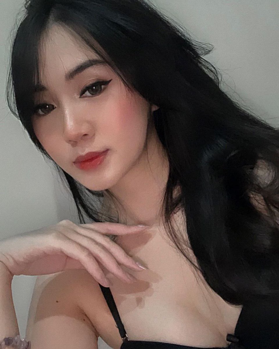 Vanessslut's tweet photo. Awalnya I ga pede upload selfie disini krn I cuman mau sharing pengalaman ngelonte dan dilecehin sama cowok2 di sini, tapi krn dibilang kyk gini upload aja deh yg penting byk yg sange liat i 😘 #chatsekskasar #chatseksbrutal #bacolin #bacolan https://t.co/Q1V6DZLQ3q