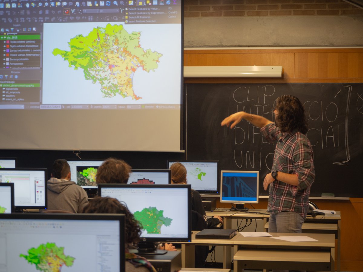 Aquesta setmana hem iniciat una nova edició del curs presencial "Eines i tècniques per al disseny de mapes i il·lustració de dades" #QGIS per investigadors i investigadores amb <a href="/udgdoctorat/">Escola de Doctorat de la UdG</a>