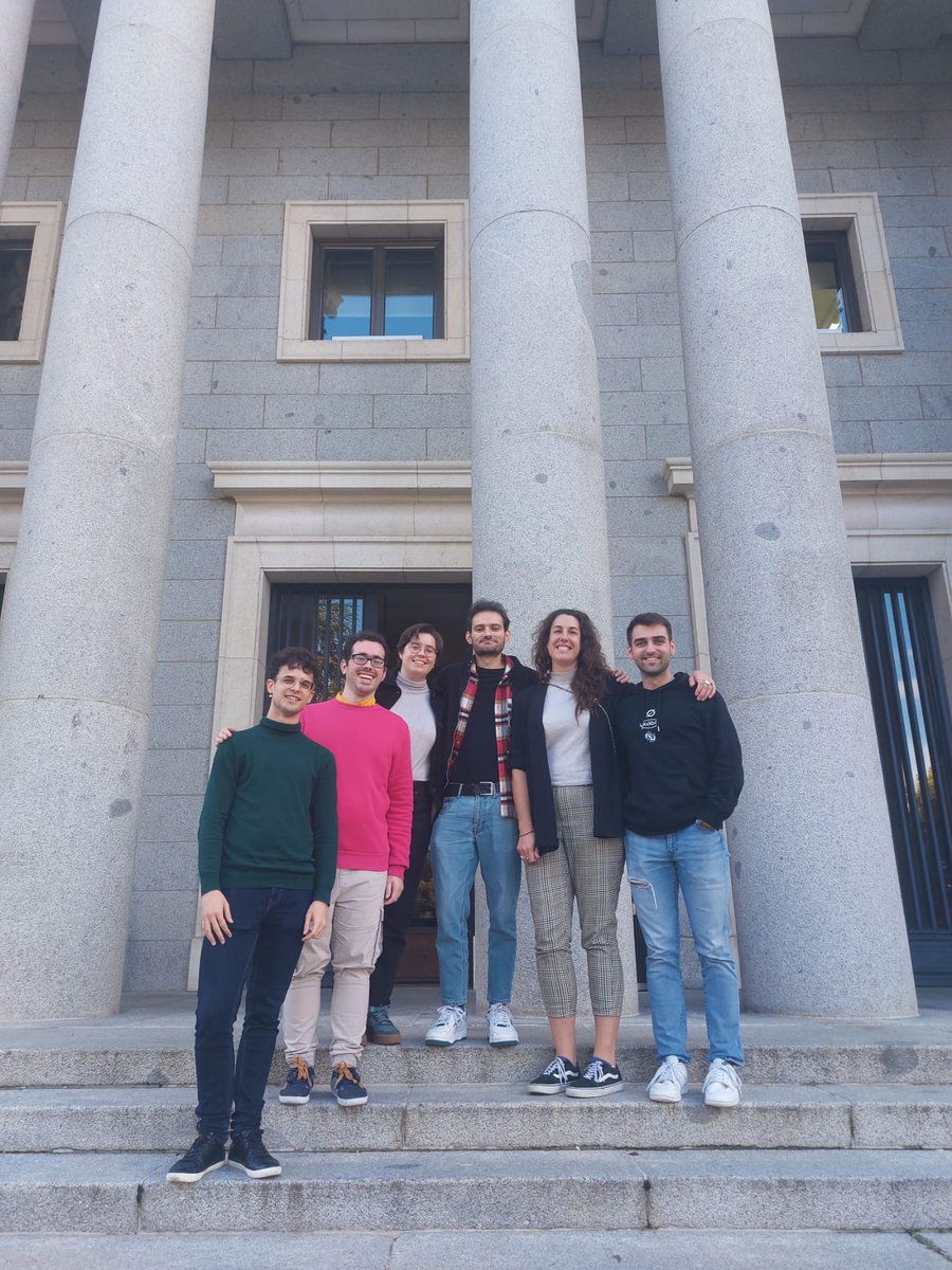 Tras casi un año trabajando juntos, por fin nos vimos las caras algunos miembros de la Junta en persona en las V Jornadas de predocs del CSIC!!! 😊 @RedDocs_CSIC @DPE_CSIC