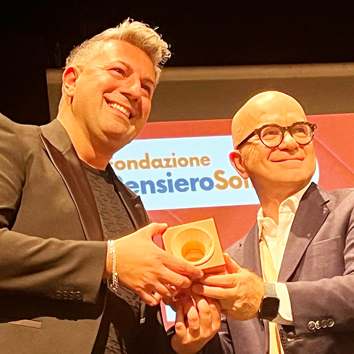 Orgoglioso di aver ricevuto a Milano il premio Comunicazione Costruttiva 2023 con tanti colleghi. L'oggetto in legno lavorato a mano da artigiani trentini arriva da quei boschi di conifere distrutti dalla tempesta Vaia di cinque anni fa. Rinascere per fare la differenza #grazie