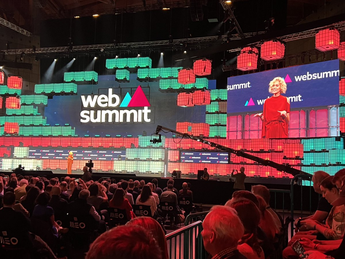 Web Summit Lissabonissa on Euroopan merkittävimpiä teknologiakonferensseja. Tämän vuoden teemoina erityisesti tekoäly ja web 3.0. Web Summitin toimitusjohtaja Katherine Maher kertoo, että paikalla on 70 000 osallistujaa.
