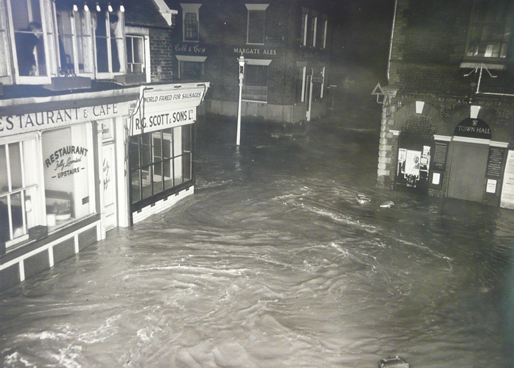 TCMargate's tweet photo. 2023 marks 70 years since the Great Flood of 1953. To coincide with the screening of Catherine Yass' Flood Barrier, we look to images of flooding in Margate to consider the resonance of her film.
#FloodBarrier #CatherineYass #CreateLondon https://t.co/zNWV3yD9yX