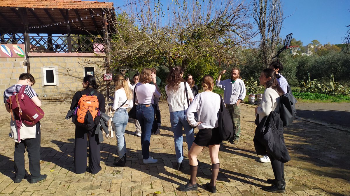 Bellissima mattinata alla cooperativa agricola #Cobracor con gli studenti di @DastuPolimi . Un ringraziamento sentito a Francesco, per averci mostrato l'importanza della resistenza nel preservare il rapporto con la natura in città 🌱🌳🥬