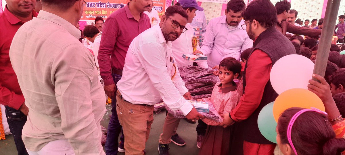 guruaayush_044's tweet photo. उ0प्र0 लेखपाल संघ स्थापना दिवस पर बच्चों को मिठाई और बैग दिया गया हमेशा जनहित के लिए अग्रसित होकर कार्य करने सरकारी  कर्मचारी राजस्व लेखपाल @aajtak @Lekhpal_Rbj_Son @Up_lekhpal @CMOfficeUP @PMOIndia @ABPNews https://t.co/7ooCTZshy6