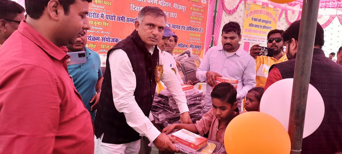guruaayush_044's tweet photo. उ0प्र0 लेखपाल संघ स्थापना दिवस पर बच्चों को मिठाई और बैग दिया गया हमेशा जनहित के लिए अग्रसित होकर कार्य करने सरकारी  कर्मचारी राजस्व लेखपाल @aajtak @Lekhpal_Rbj_Son @Up_lekhpal @CMOfficeUP @PMOIndia @ABPNews https://t.co/7ooCTZshy6