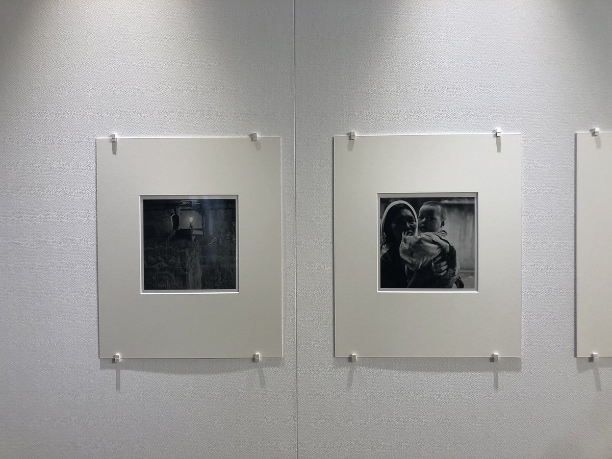 FotoKimho's tweet photo. 外堀沿いのDNPのストアの地下1階で、大辻清司の撮影したフィルムを元にして特殊なプリントをした作品の企画展示があったので観てきた。オフセットの平台で手刷りしたものとのこと。プリントまでの工程の説明書きは興味深く読めた。プリントも確かに何かコーティングされていて深みのある光沢だった。 https://t.co/ayAqN74iV6