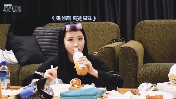 hiraijpgs's tweet photo. momo eating in every vlog so far 😭 https://t.co/1PFqwdOjbB